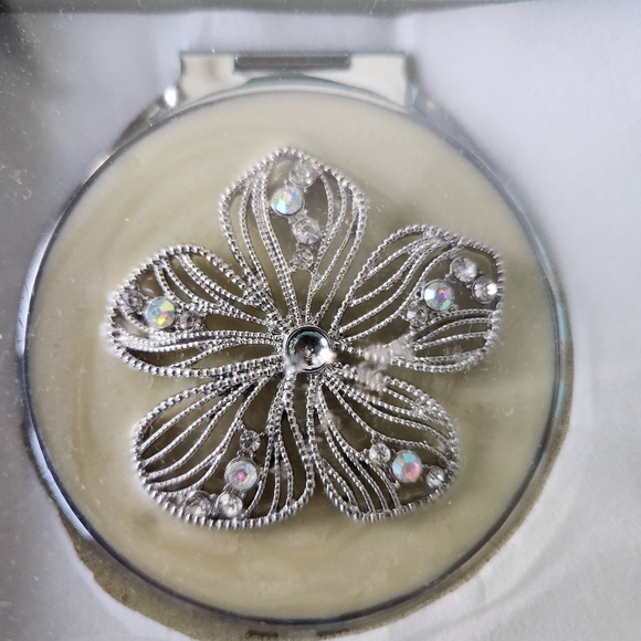 Spring Street Compact Mirror - Picture 4 of 6